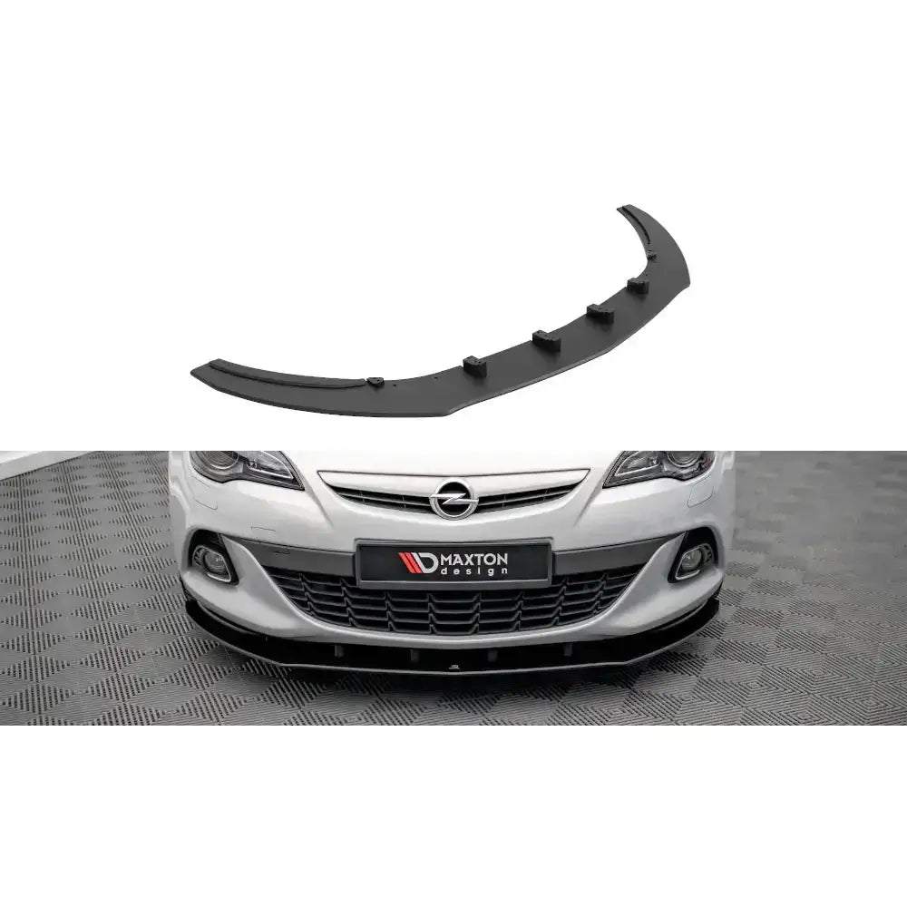 Frontleppe Street Pro til Opel Astra GTC OPC-Line J, svart splitter vist montert på hvit bil.