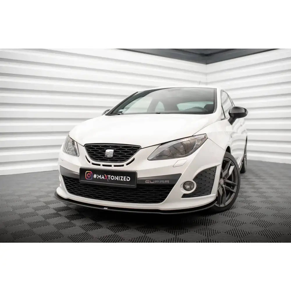 Frontspoiler Street Pro Seat Ibiza Cupra Sport Coupe Mk4 på hvit bil med svarte detaljer og Cupra-merke.