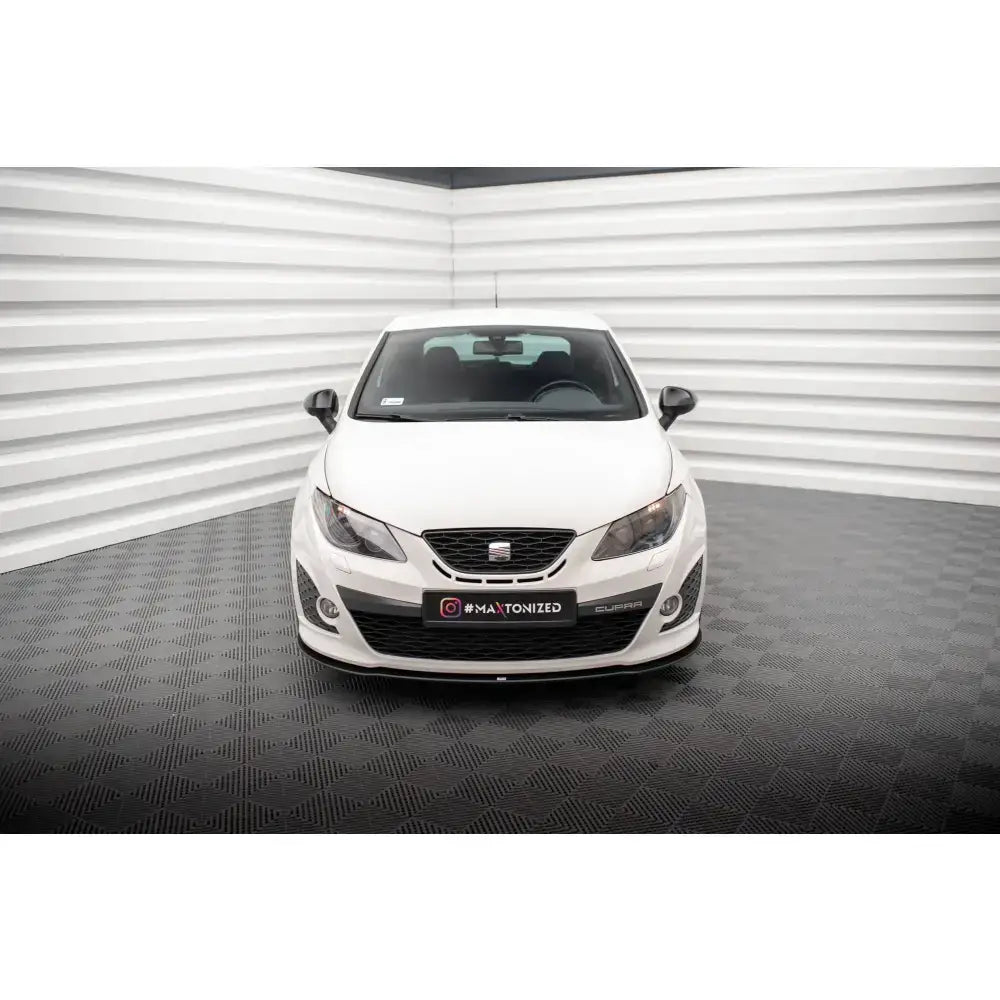 Spoiler på Seat Ibiza Cupra Sport Coupe Mk4 med svarte detaljer foran i lyst rom.