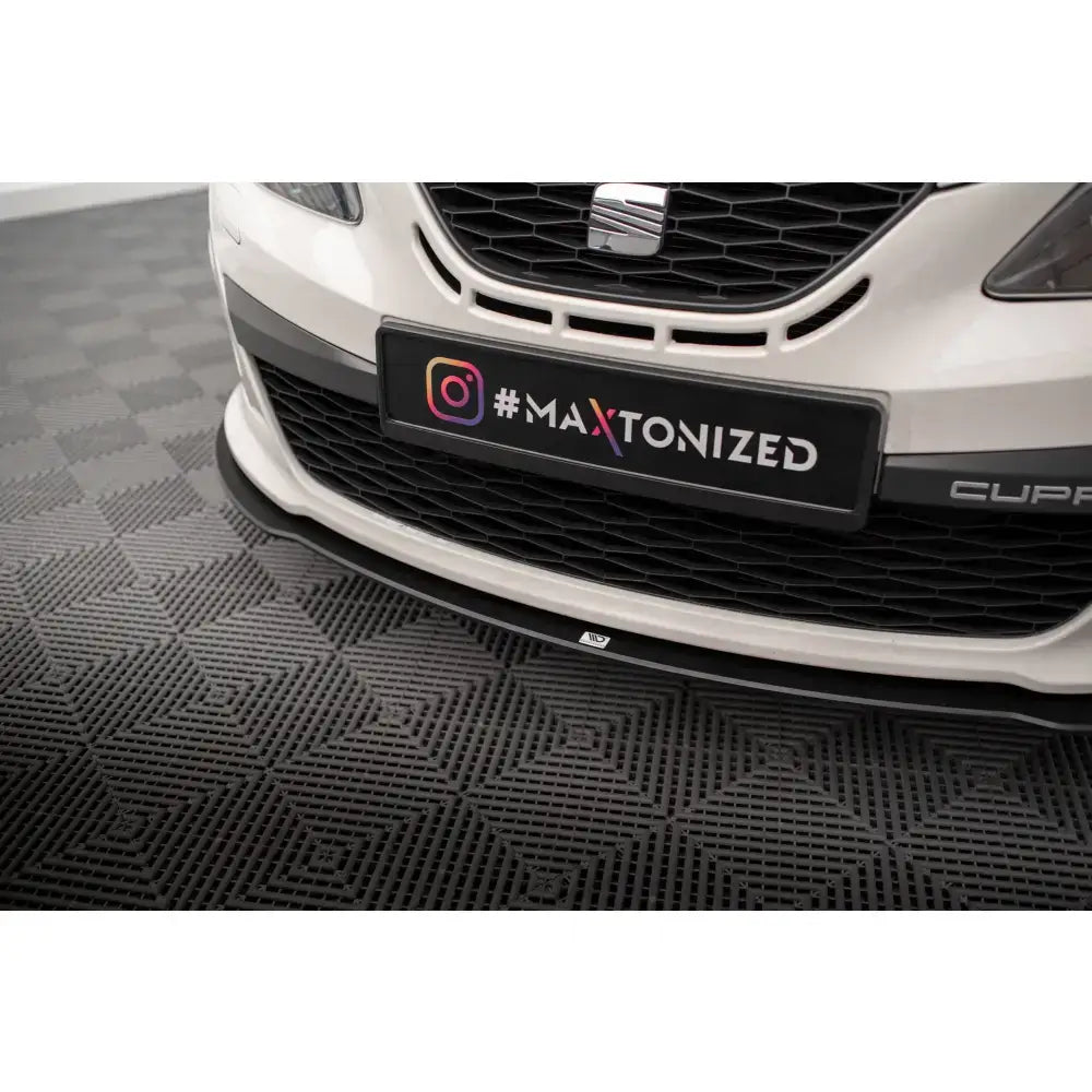 Front splitter på Seat Ibiza Cupra Sport Coupe Mk4 med sort grill og #MAXTONIZED-nummerplate.