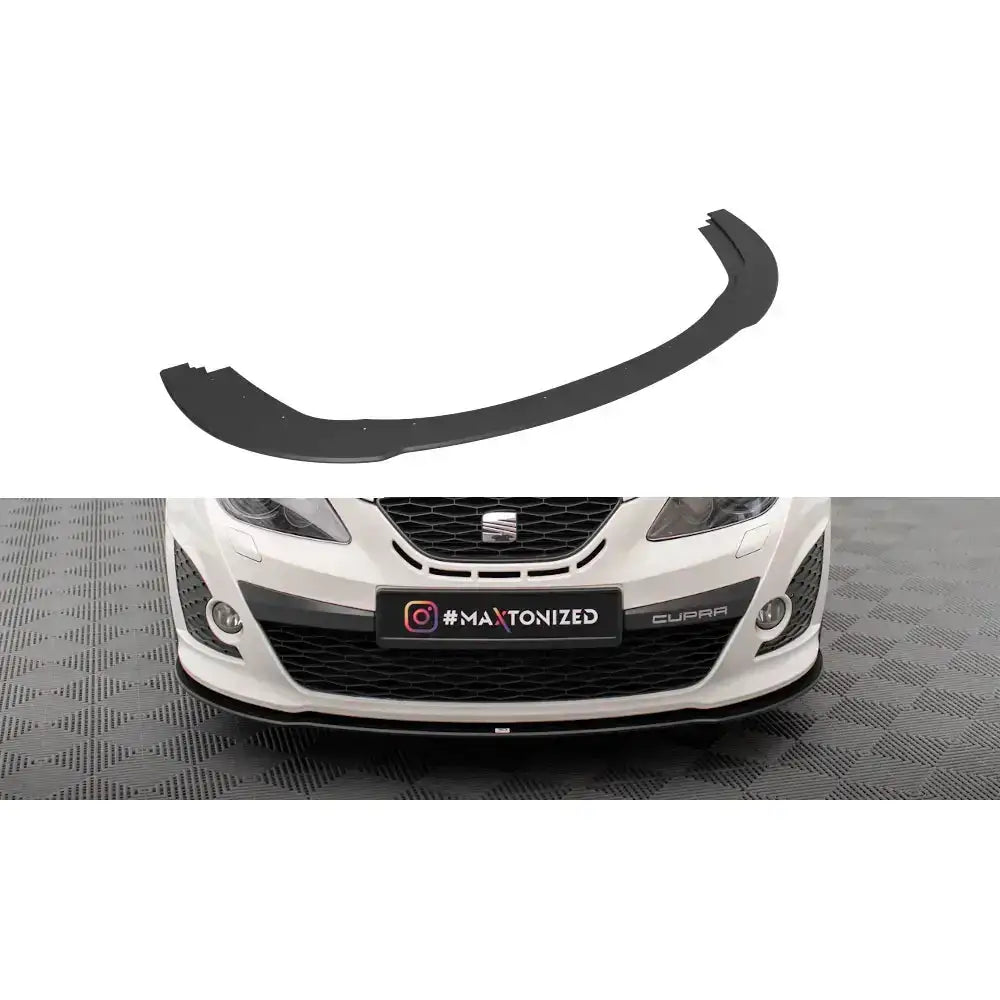 Frontspoiler Seat Ibiza Sport Coupe Mk4 Street Pro i sort plast montert på hvit bil, matt finish og tydelige linjer.