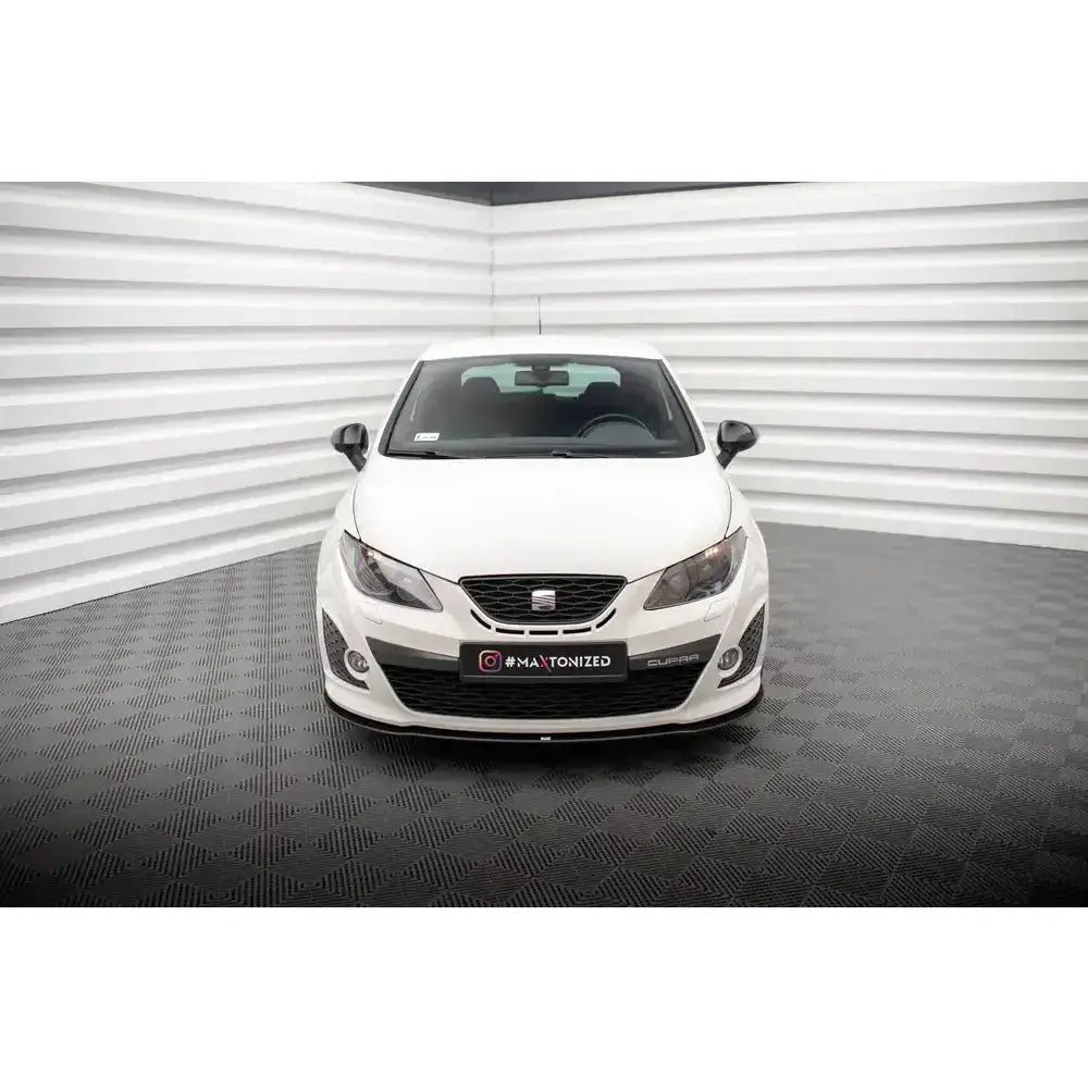 Frontleppe på hvit Seat Ibiza Sport Coupe Mk4 med sort grill, fotografert forfra i lyst rom.