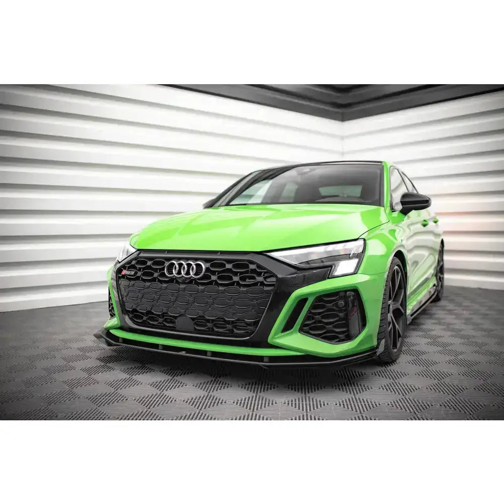 Frontsplitter Street Pro V.1 med flaps på grønn Audi RS3 Sportback 8Y sett forfra i innendørs miljø.