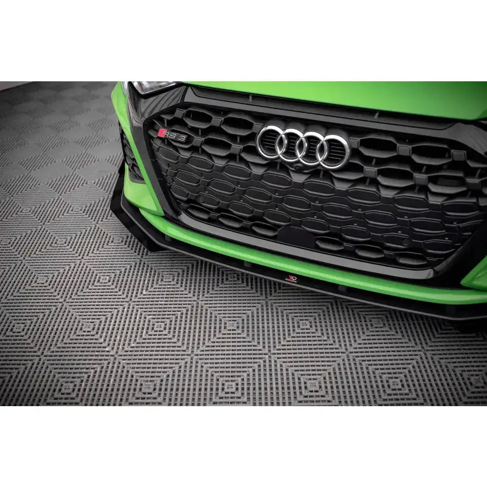 Front lip på Audi RS3 Sportback 8Y med sort grill, sekskantmønster og RS3-emblem sett forfra.
