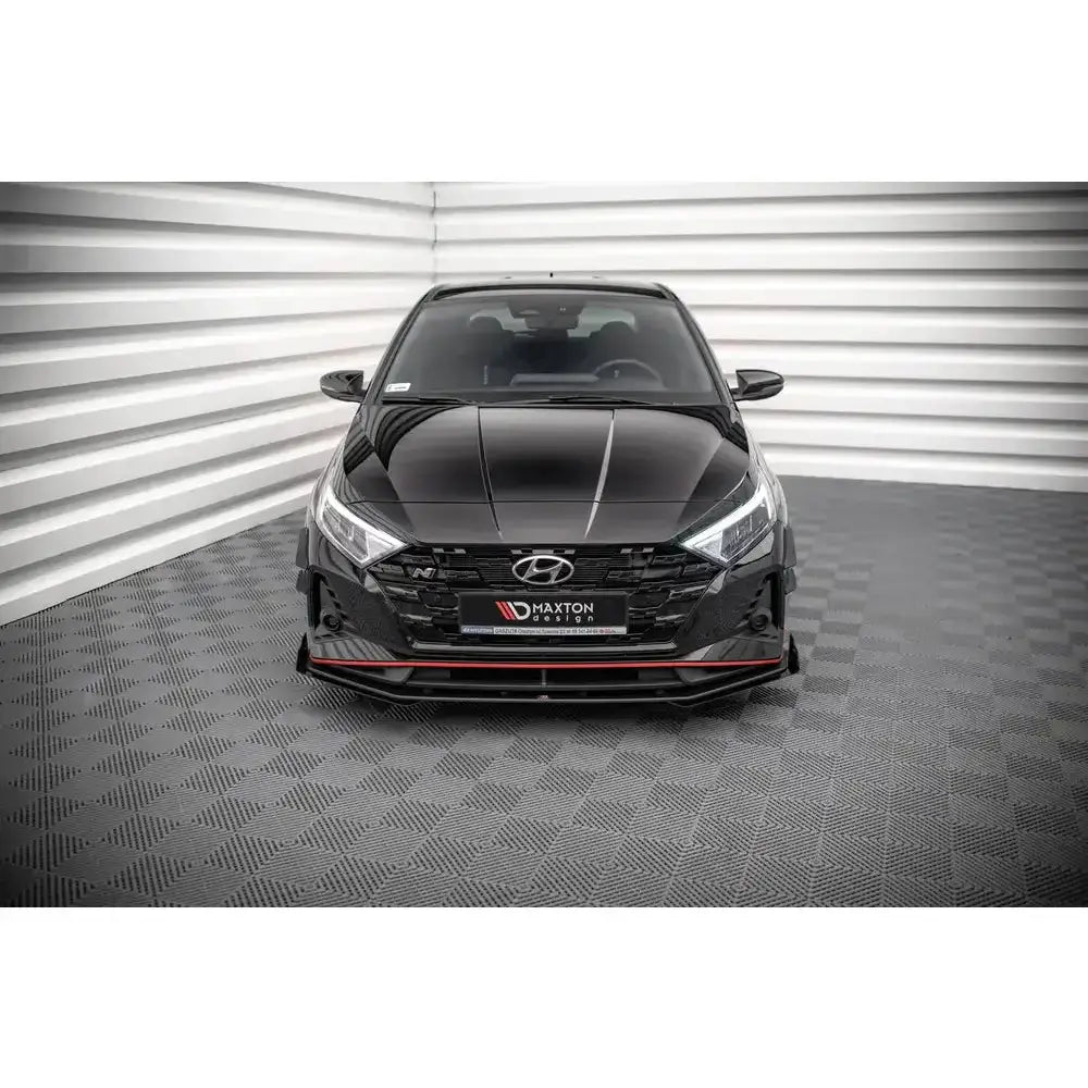 Frontspoiler Street Pro V.1 med rød kant og Maxton Design-logo på Hyundai I20 N Mk3.