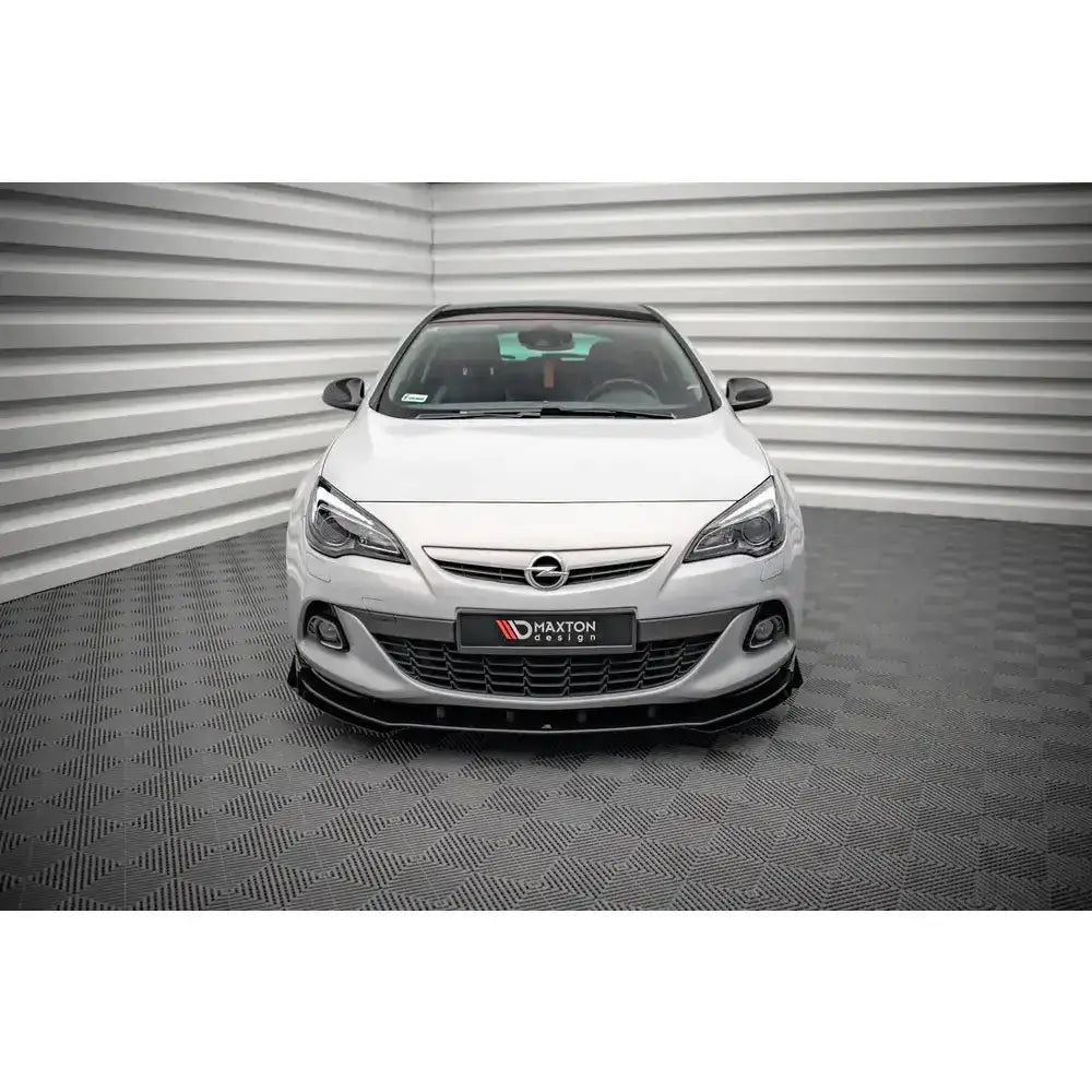 Spoiler på Opel Astra GTC OPC-Line J 11-18, svart frontsplitter montert under hvit bil.