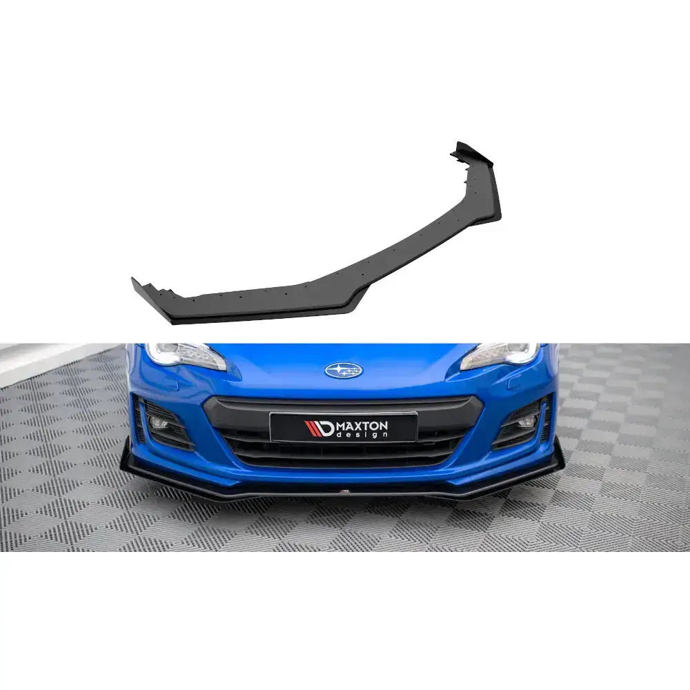Frontleppe Street Pro V.1 med flaps montert på blå Subaru BRZ Mk1 Facelift, sett rett forfra.