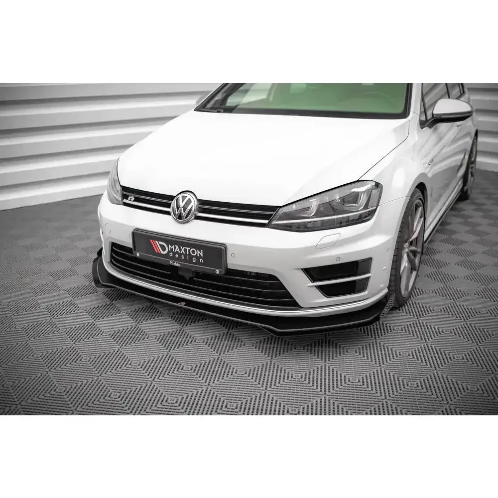 Spoiler til Volkswagen Golf R Mk7 Street Pro V.1 med flaps, montert på hvit bil, sett fra siden.