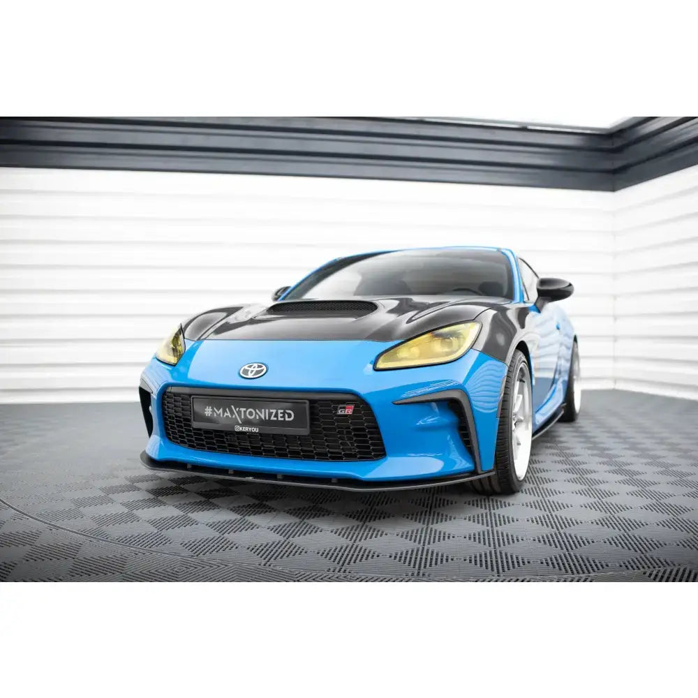 Frontleppe på Toyota GR86 Mk1 Street Pro V.1 med blå og sort front, gule lykter og hvite felger.