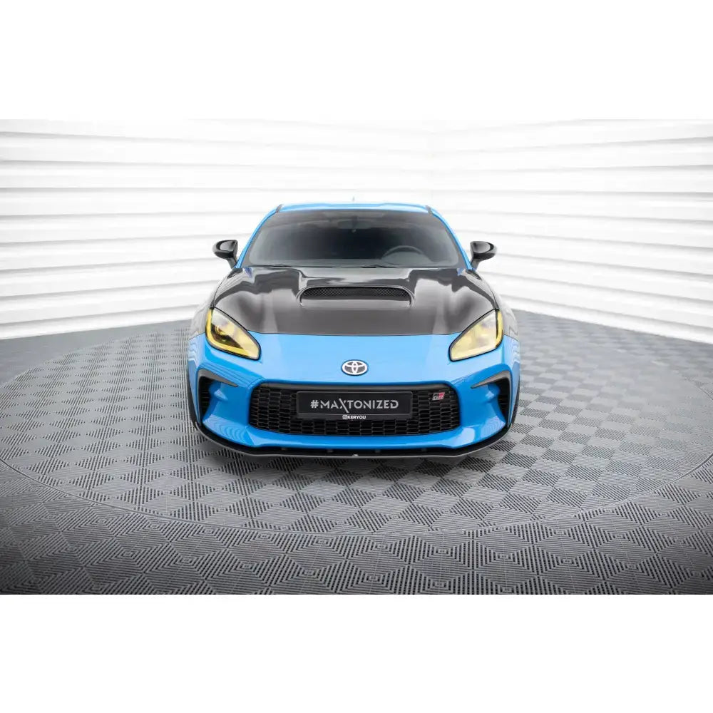 Spoiler på Toyota GR86 Mk1 Street Pro V.1 sett forfra med sort panser og gule frontlykter.