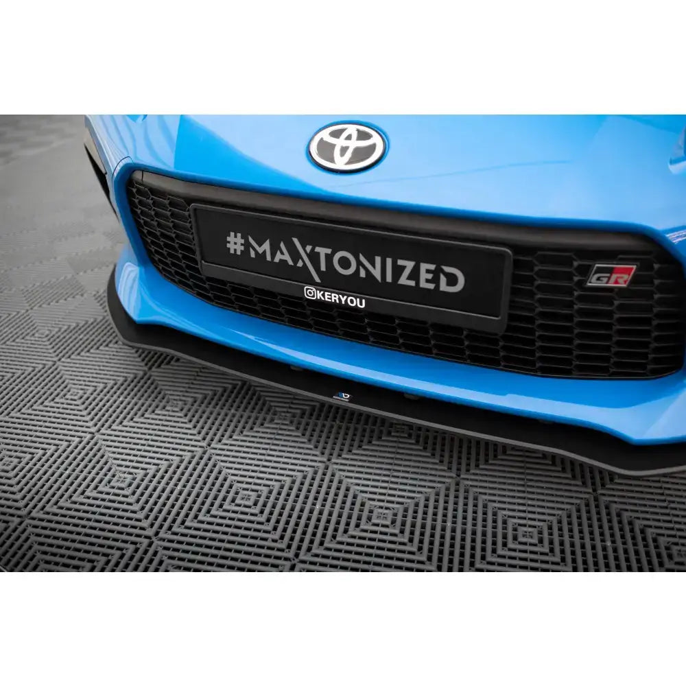 Front splitter på blå Toyota GR86 Mk1 Street Pro V.1 med svart grill og synlig GR-emblem.