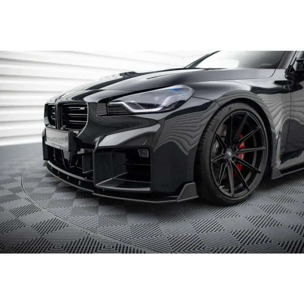 Front splitter på BMW M2 G87 Street Pro V.2 med sorte felger og røde bremsekalipere.