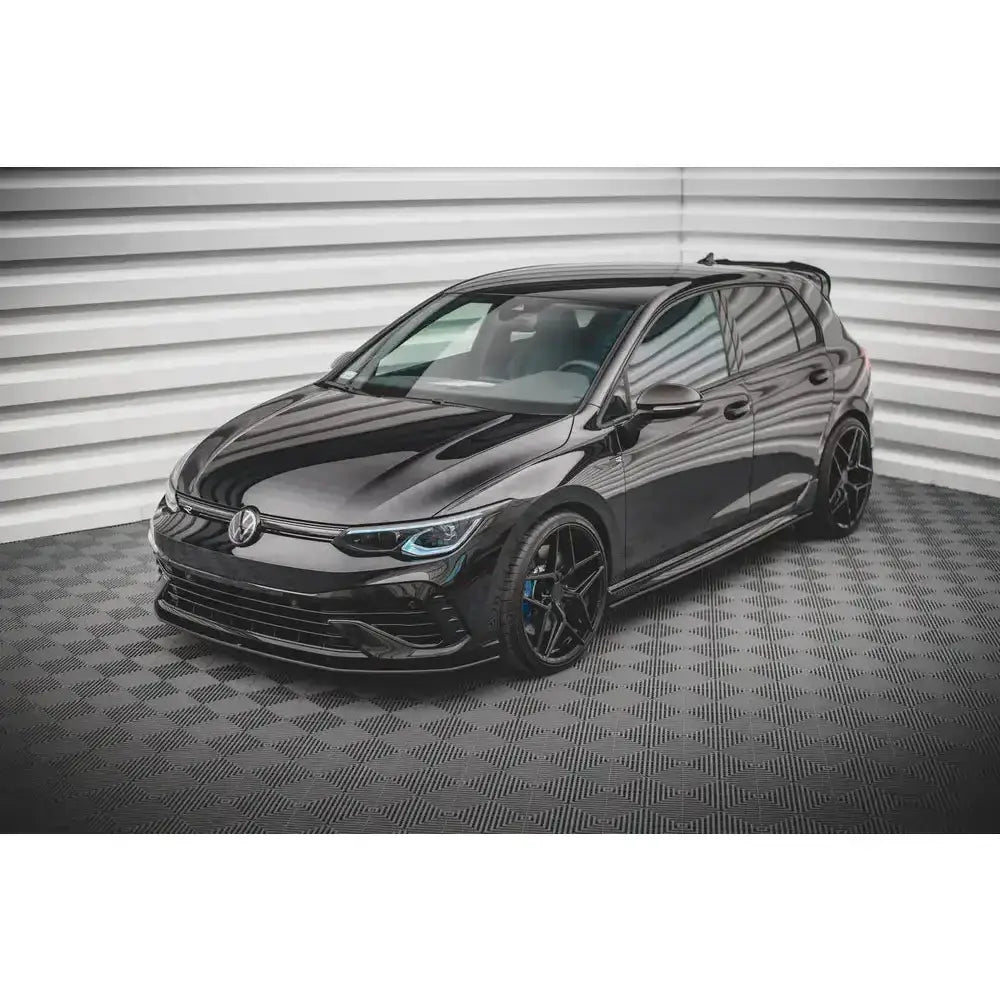 Frontleppe på Volkswagen Golf R Mk8 Street Pro, svart finish, blå bremsekalipere, sett skrått forfra.