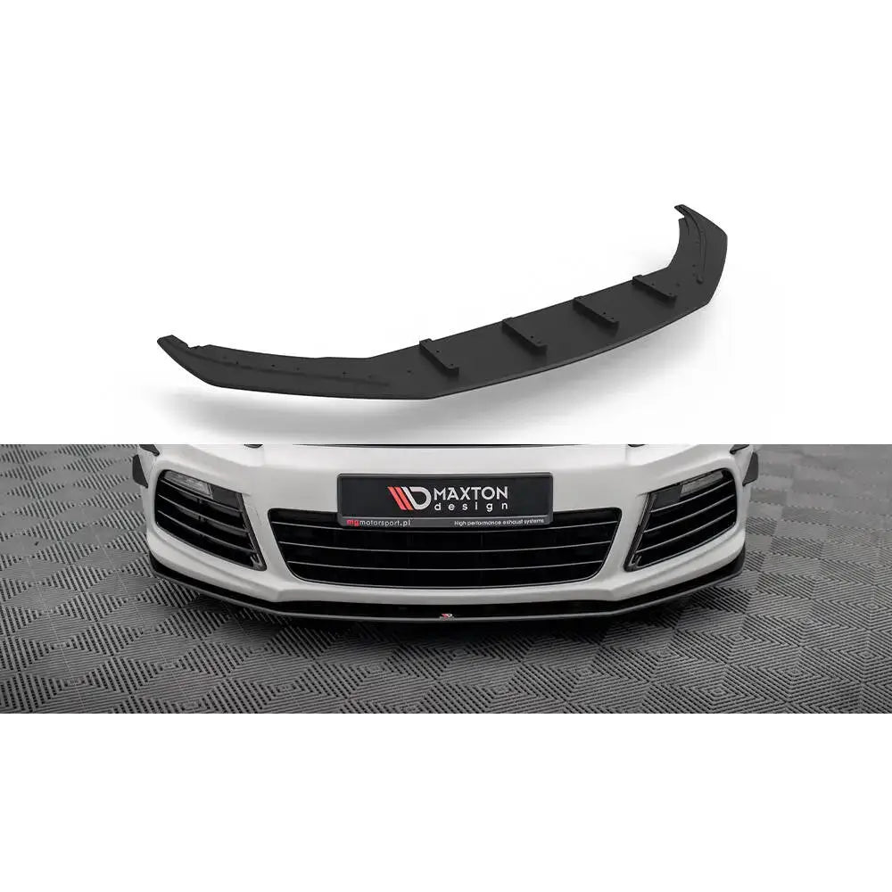 Frontspoiler Volkswagen Scirocco R Mk3 Street Pro i sort plast, montert på hvit bil med sporty ribber.