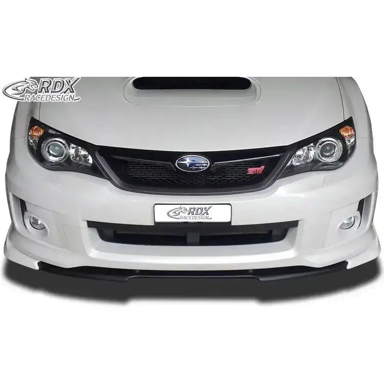 Frontleppe til Subaru Impreza 3 WRX STI, svart spoiler montert under hvit frontfanger med tydelige detaljer.