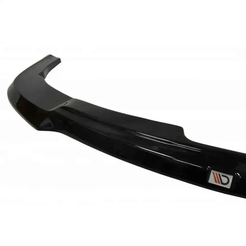 Front lip til Subaru Impreza Wrx Sti Hawkeye, sort og blank med synlig logo i rødt og grått, skrå vinkel.