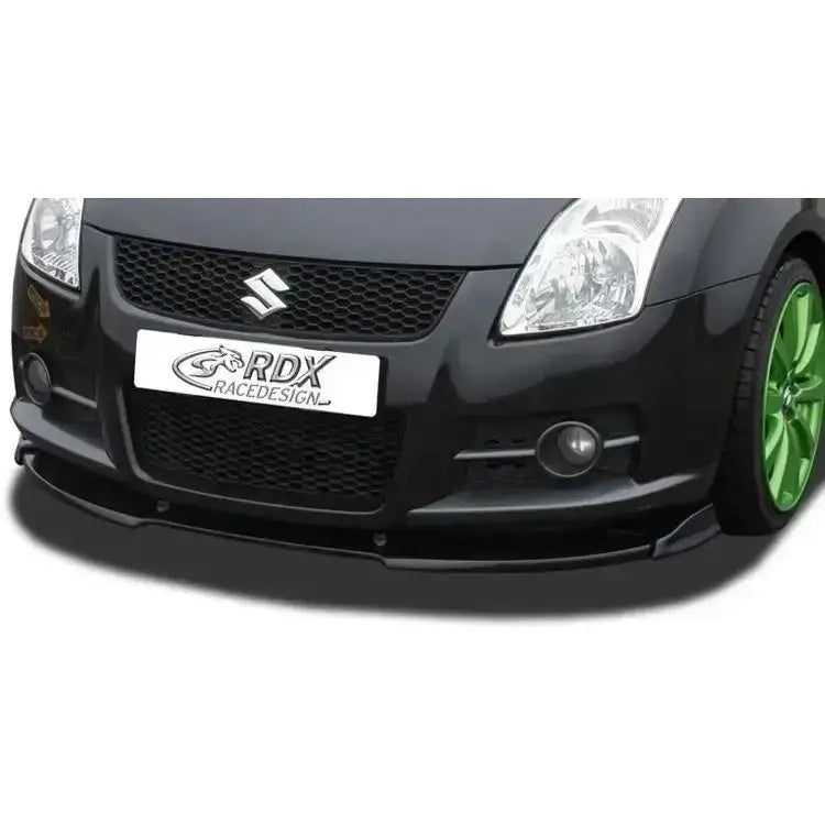 Frontspoiler Suzuki Swift Sport 05-10 på sort bil med grønnfelger og tydelig logo og grill.