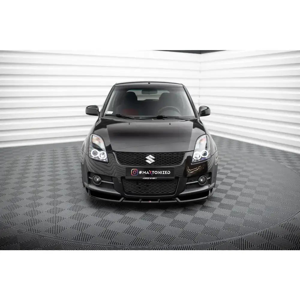 Spoiler på Suzuki Swift Sport Mk4 sett forfra med sporty frontfanger og svarte detaljer.