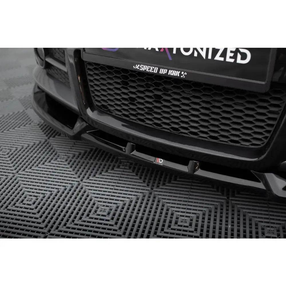 Front splitter på Suzuki Swift Sport Mk4 med sort grill og blank spoiler, sett nærbilde nedenfra.