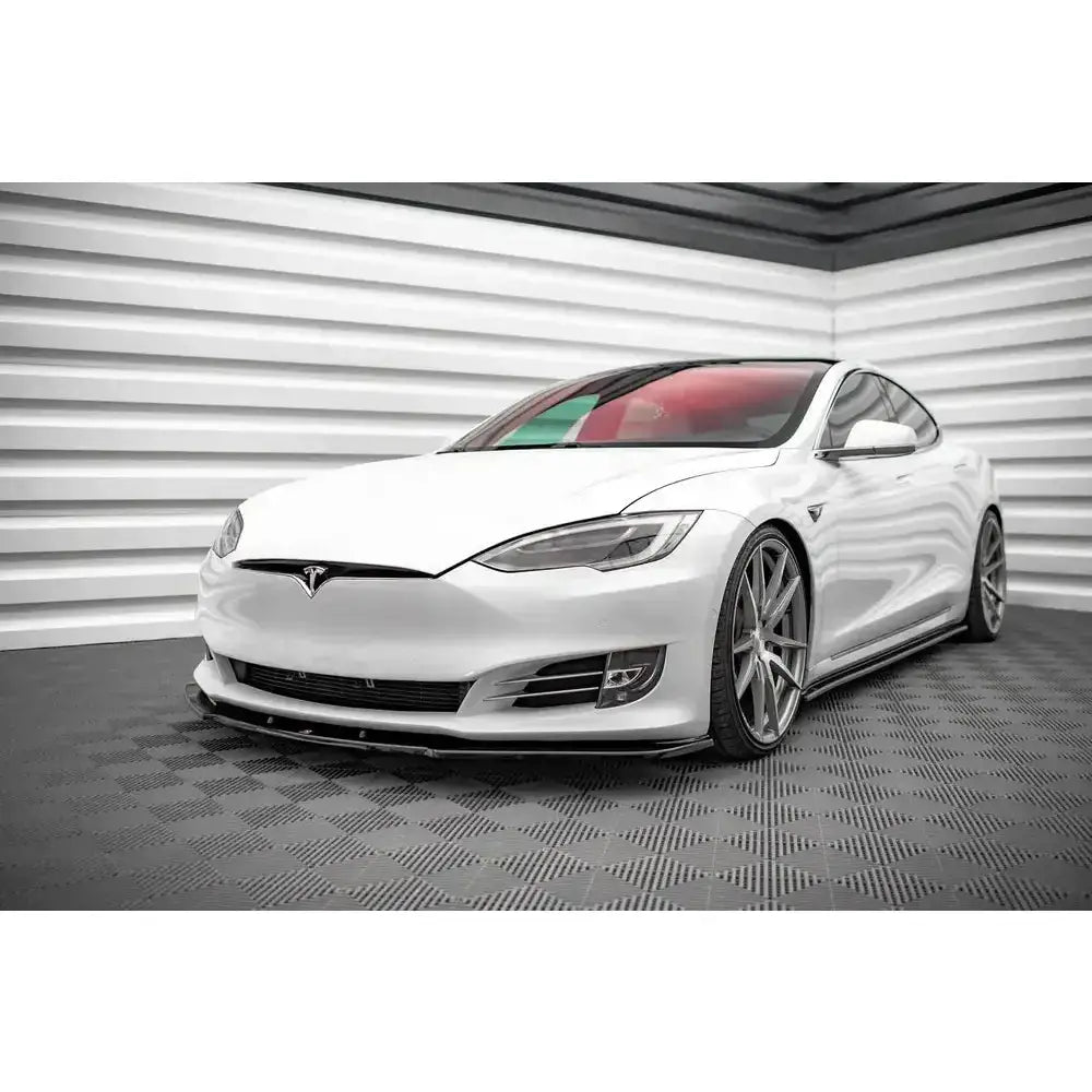 Front splitter på Tesla Model S Facelift med store felger og synlig rødt interiør gjennom frontruten.