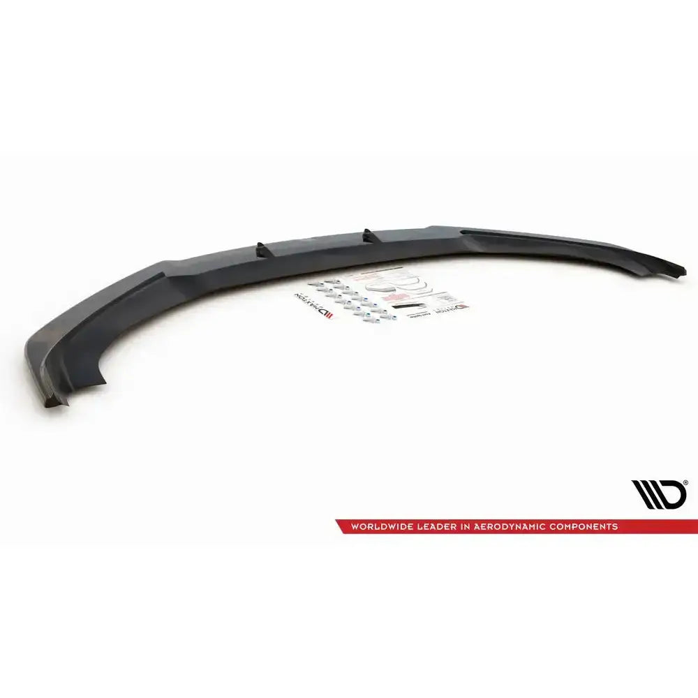 Frontspoiler til Tesla Model S Facelift 16-, svart plast med monteringsutstyr og klistremerker på hvit bakgrunn.