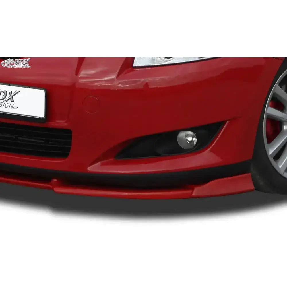 Frontleppe på rød Toyota Auris E150 med sorte detaljer, tåkelykt og sort frontsplitter nederst.