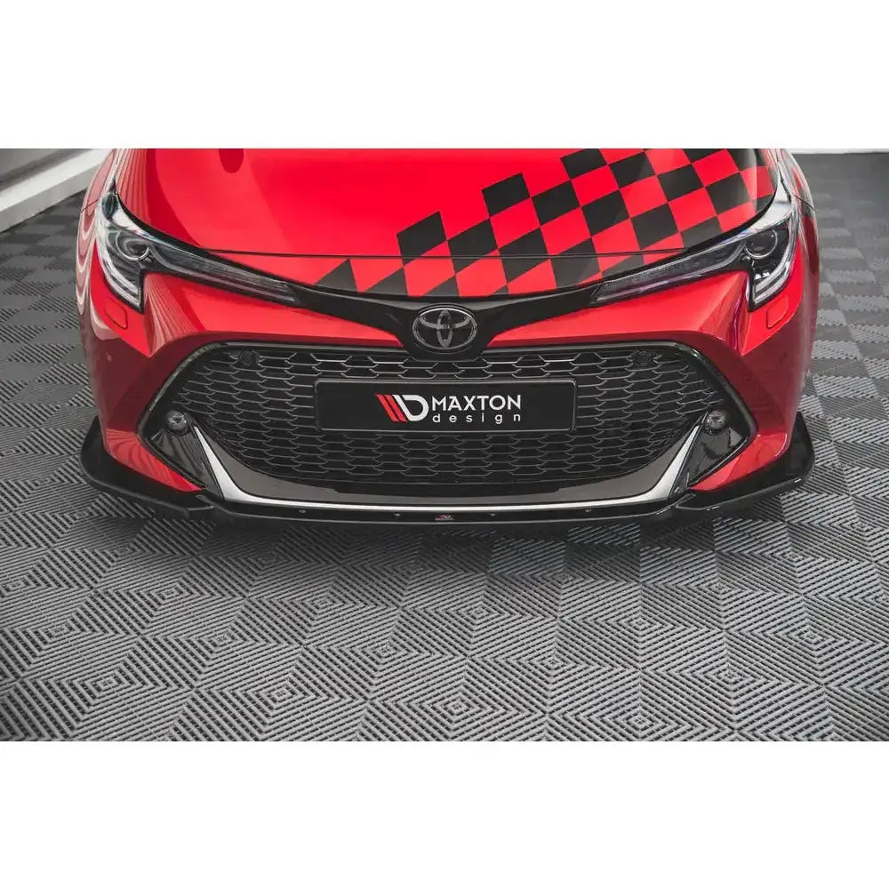 Frontspoiler på Toyota Corolla GR Sport Hatchback med svarte sjakkruter og stor svart grill.