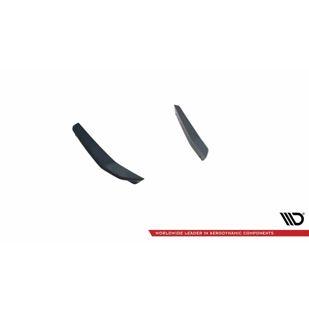 Frontspoiler Toyota GR86 Mk1, to svarte plastdeler fotografert skrått mot hvit bakgrunn.