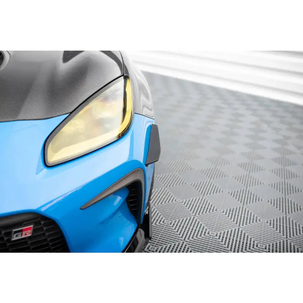 Frontleppe på Toyota GR86 Mk1 med karbonfiberpanser og gultonet frontlykt sett fra skrå vinkel.