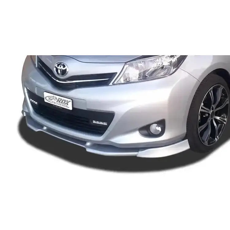 Frontspoiler Toyota Yaris 10-16 P13 Vario X på sølvfarget bil sett forfra med felgdetaljer.