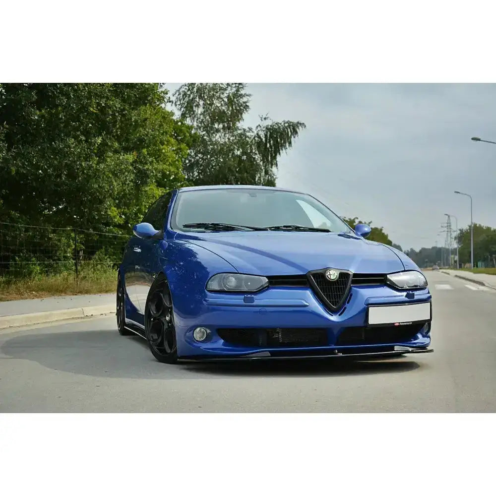 Frontleppe på Alfa Romeo 156 GTA V.1, blå bil med svarte felger sett forfra i vinkel.