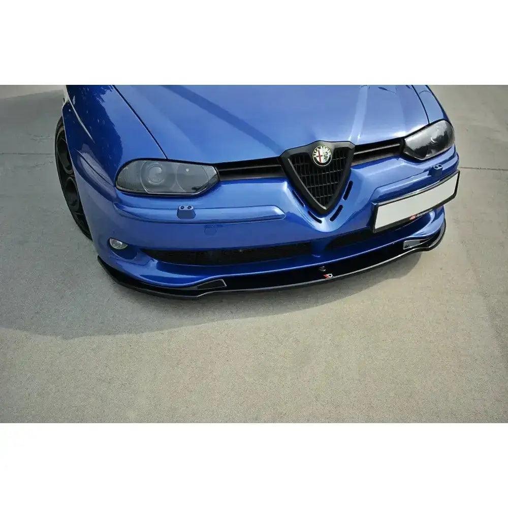 Spoiler på Alfa Romeo 156 GTA V.1, svart frontspoiler på blå bil sett skrått ovenfra på asfalt.
