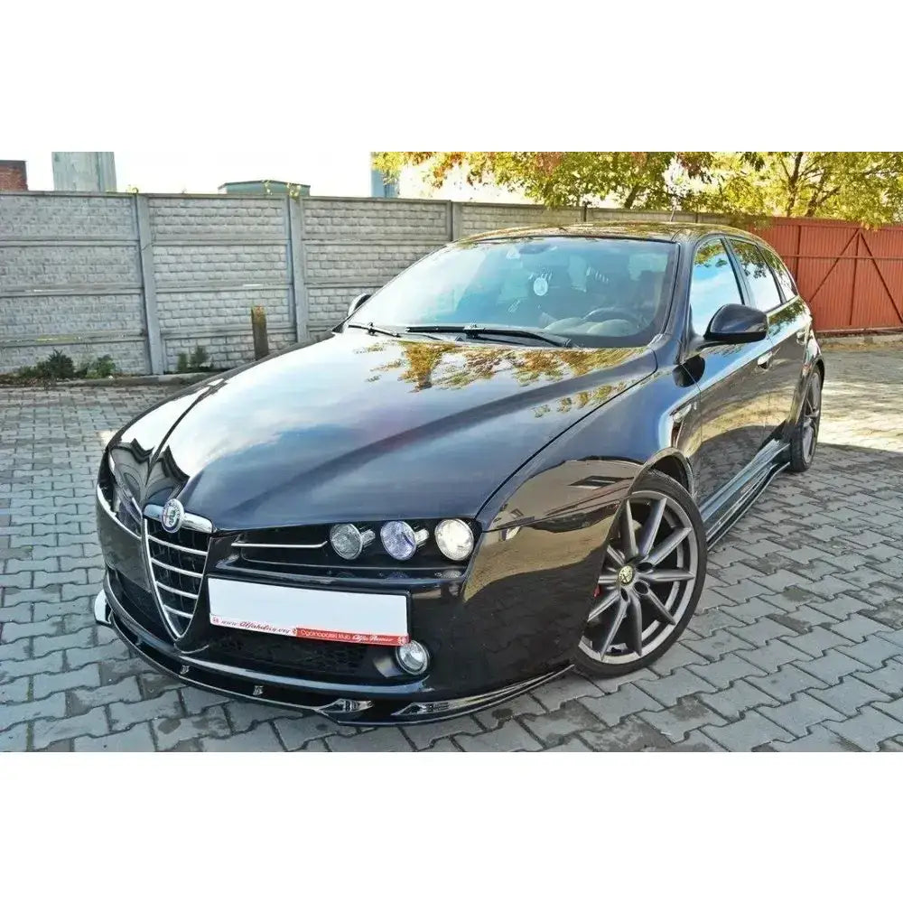 Frontleppe på Alfa Romeo 159 V.1 med sorte felger, lavprofil-dekk og blank lakk sett skrått forfra.