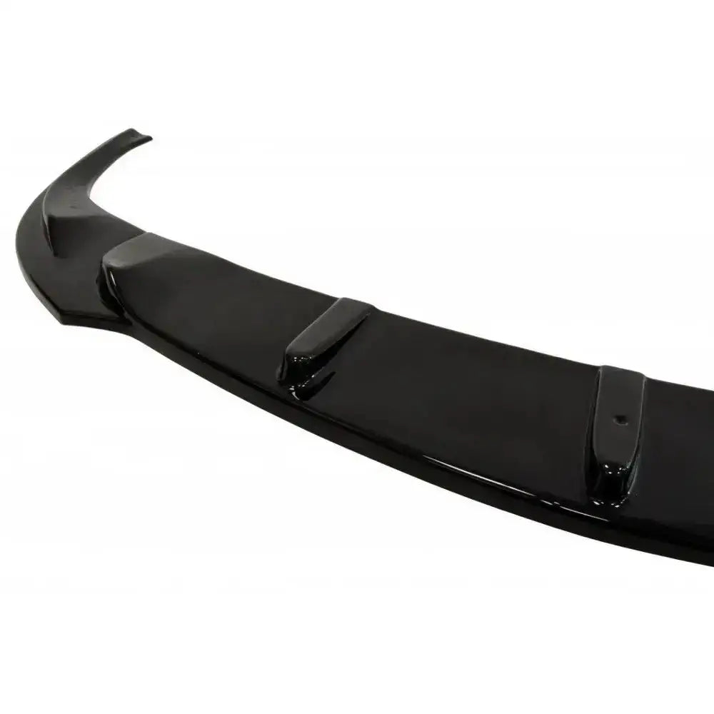 Frontspoiler Alfa Romeo 159 V.1 i sort, blank plast med forhøyde seksjoner, sett skrått ovenfra.