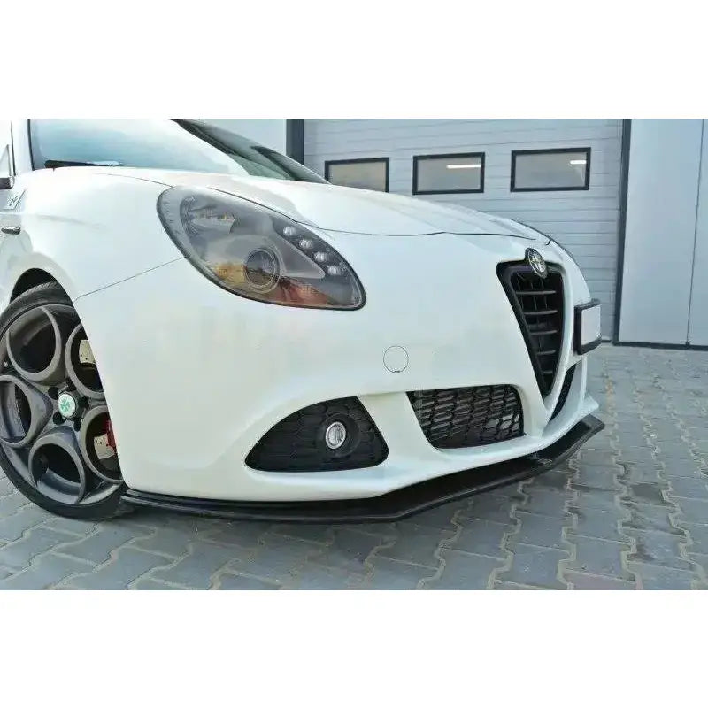 Front splitter på sort frontspoiler til Alfa Romeo Giulietta V.1, montert på hvit bil med sportsfelger.