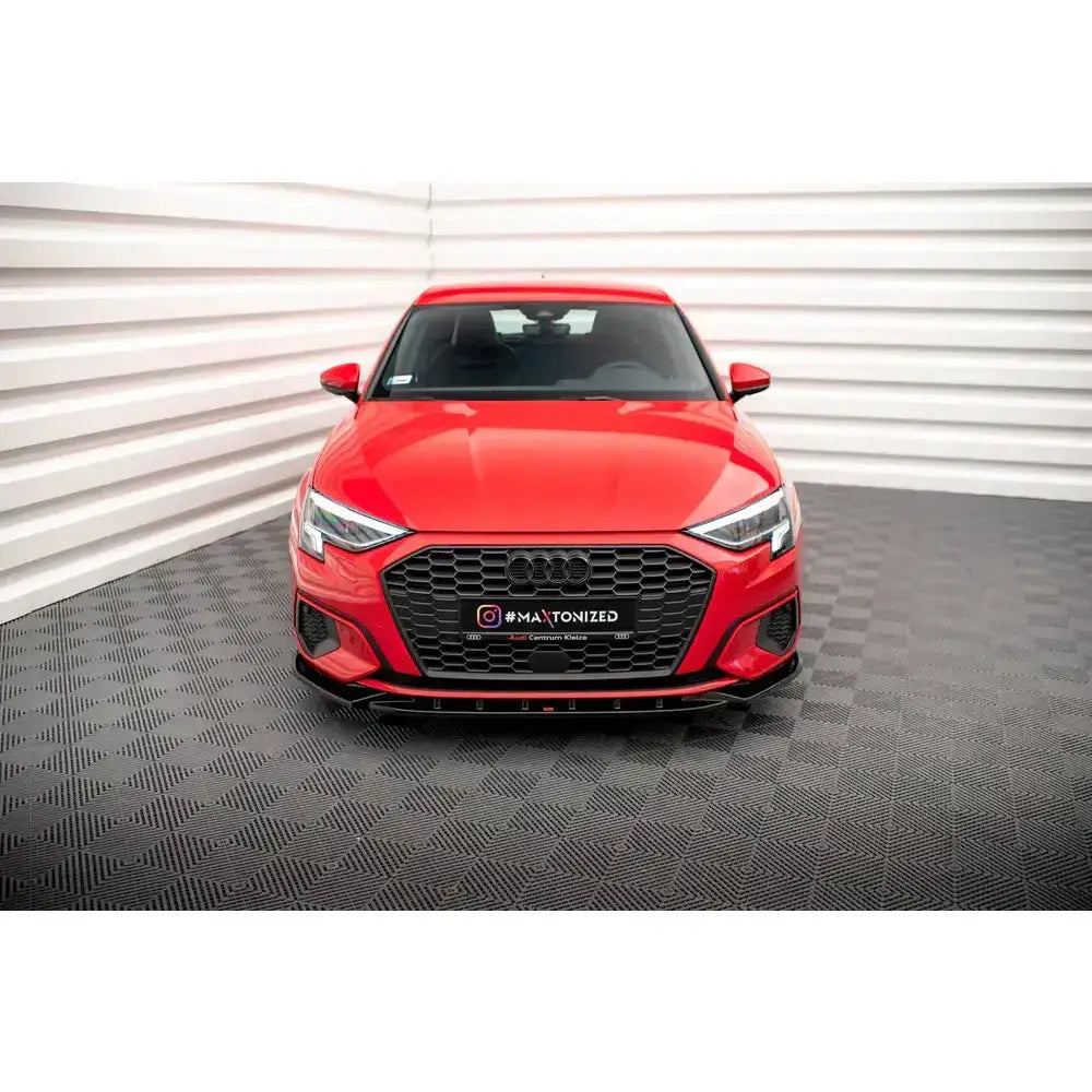 Frontspoiler på Audi A3 8Y V.1, rød bil sett forfra med sort grill og sporty detaljer.