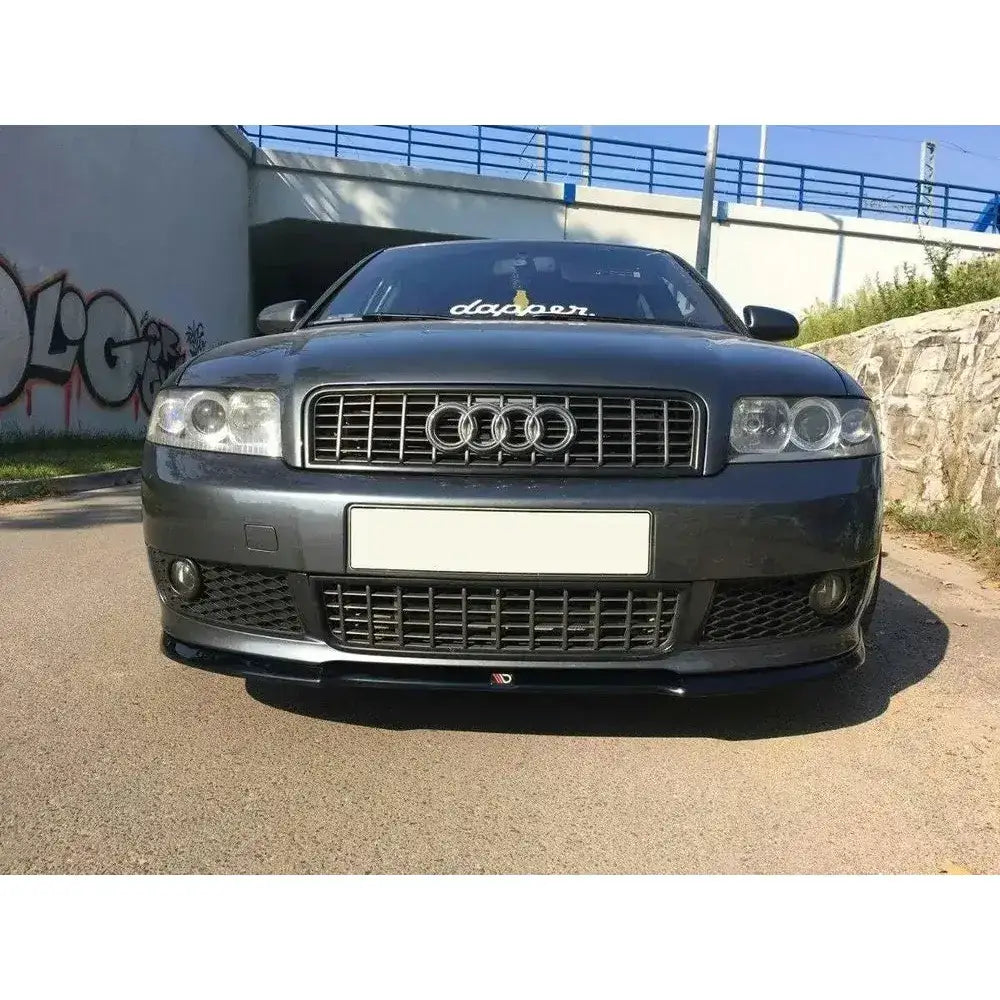 Frontleppe på Audi A4 S-Line B6 V.1, mørk grå bil sett forfra med sort spoiler under grillen.