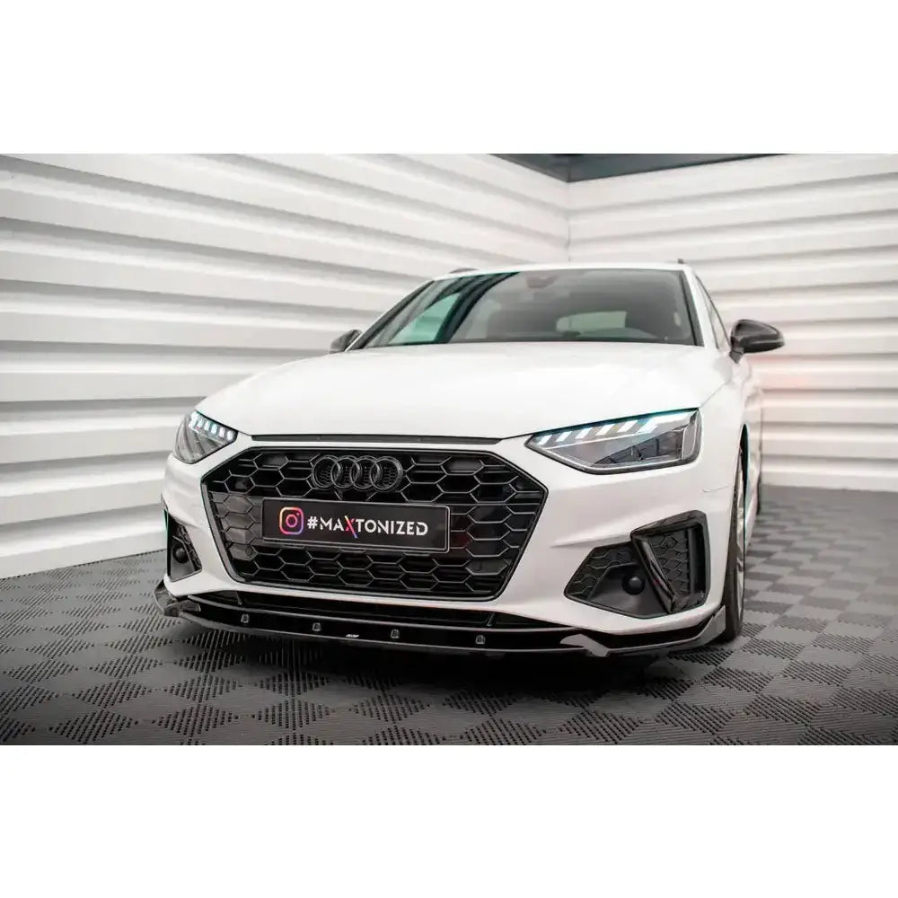 Front splitter på Audi A4 S-Line B9 Facelift, sort spoiler under støtfanger i lyst rom.