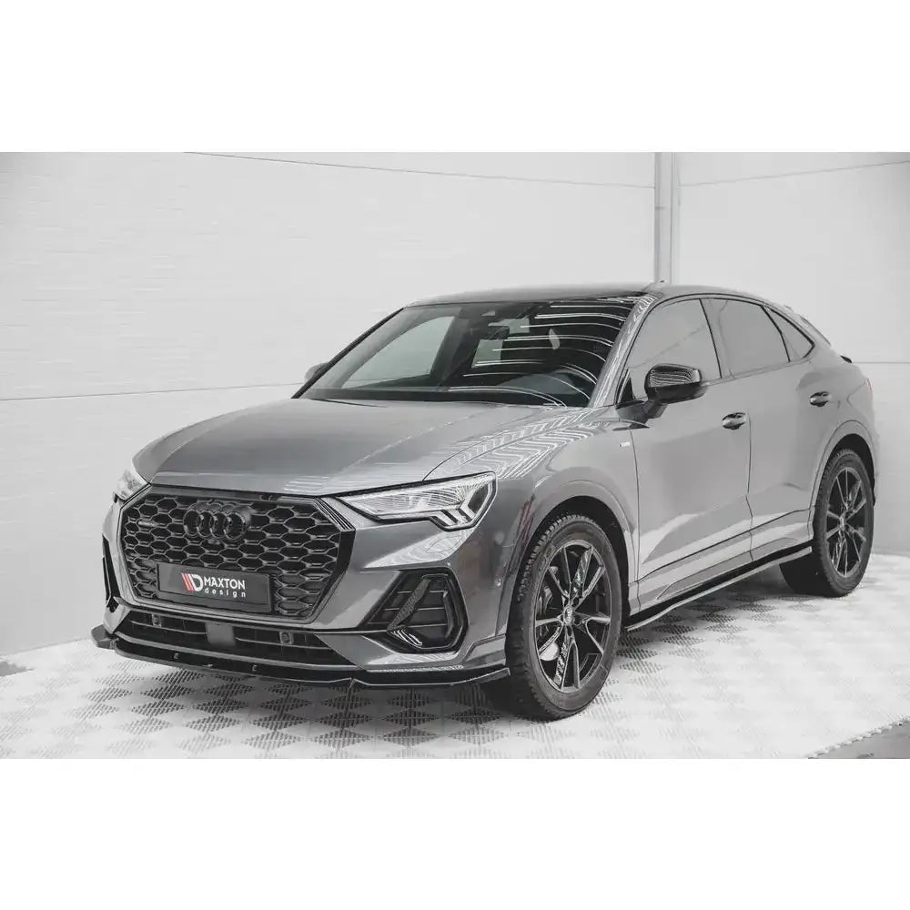 Frontleppe på Audi Q3 Sportback S-Line V.1 19- i grå metallic med sorte detaljer, sett skrått forfra.
