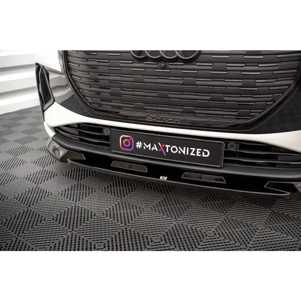 Front splitter for Audi Q4 e-tron Sportback Mk1, sort glanset frontleppe montert under støtfanger.