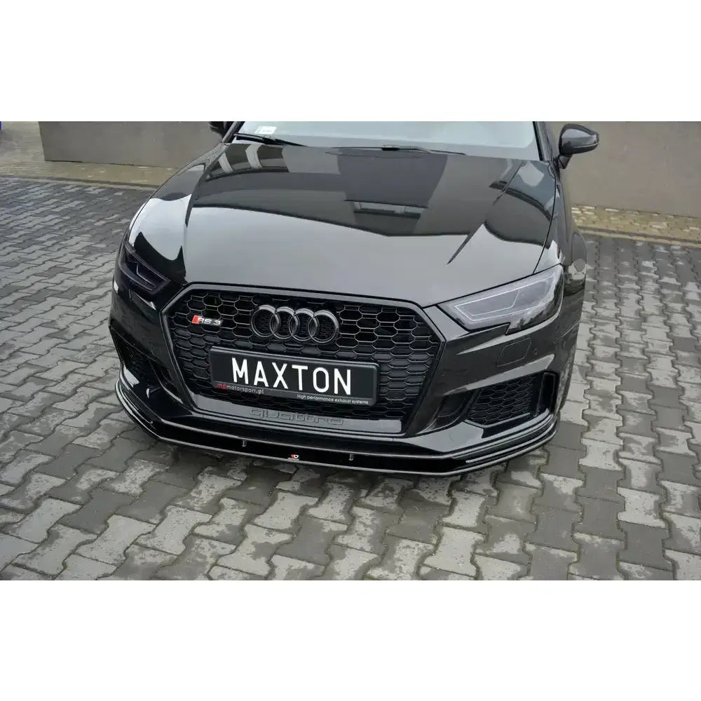 Frontleppe Audi RS3 8V FL Sportback V.1 i sort blank finish sett forfra i halvfroskeperspektiv.