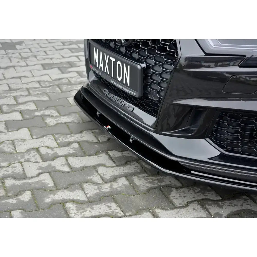 Spoiler Audi RS3 8V FL Sportback V.1 i sort glanset finish, nærbilde av frontsplitter med logo og detaljer.