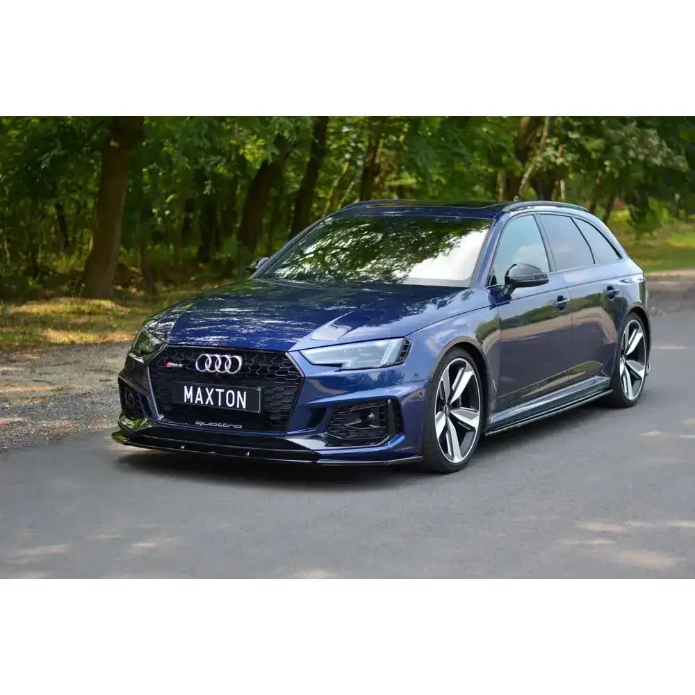 Frontleppe Audi RS4 B9 V.1 montert på mørkeblå stasjonsvogn sett fra skrå vinkel foran.
