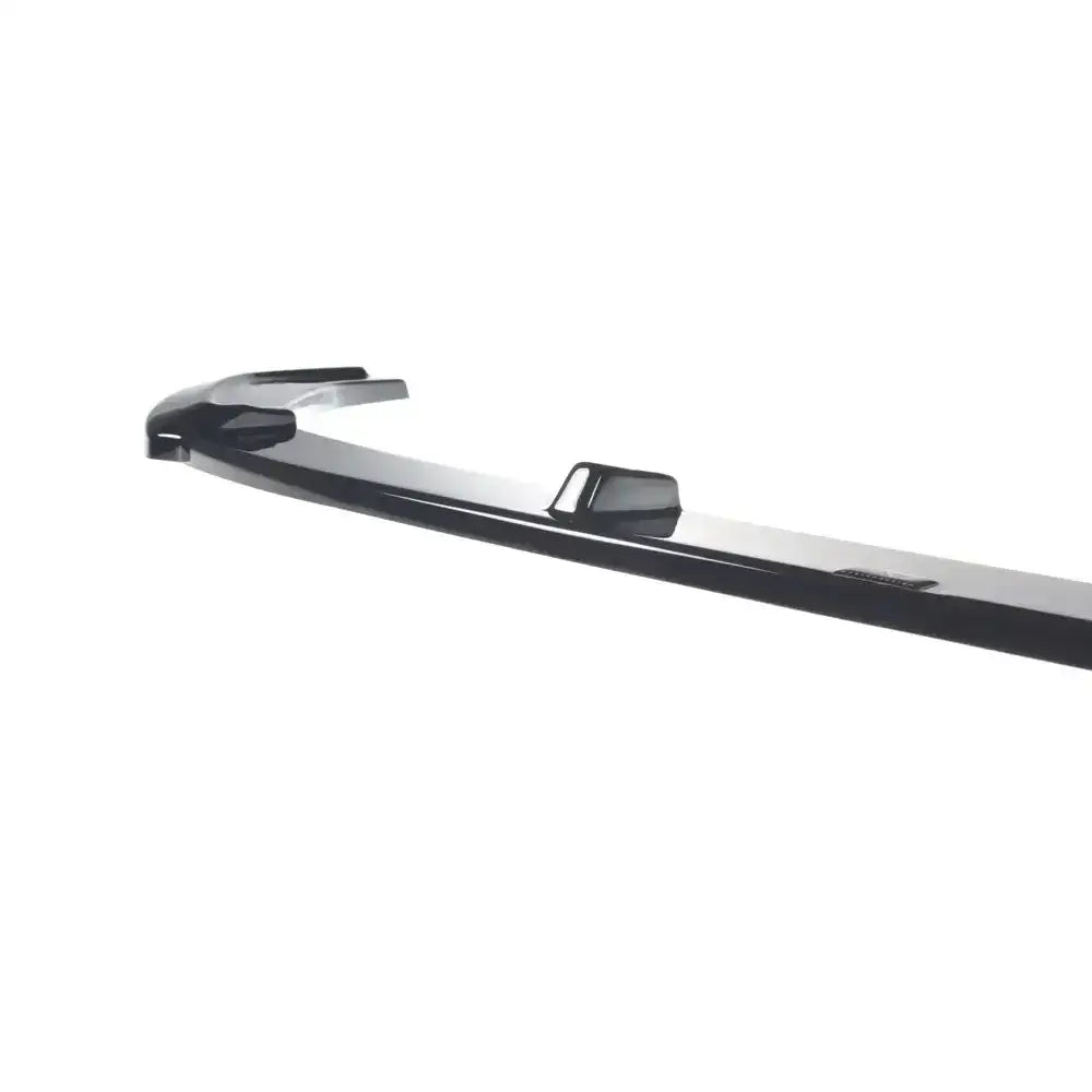 Spoiler til Audi RS4 B9 V.1 i svart, blank plast med aerodynamiske detaljer og forhøyet kant, skrå sidevisning.