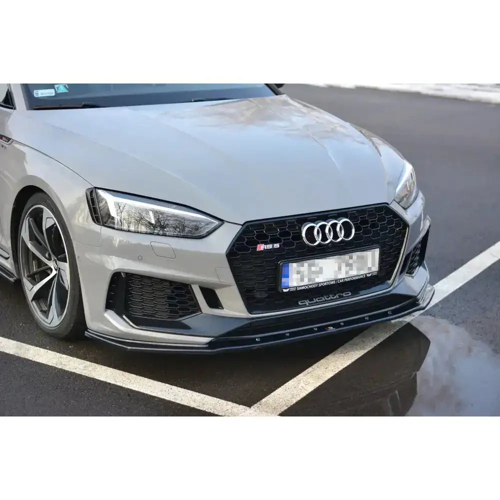 Spoiler Audi RS5 F5 Coupe med sort frontsplitter, bikakegrill og felg sett fra siden på parkeringsplass.