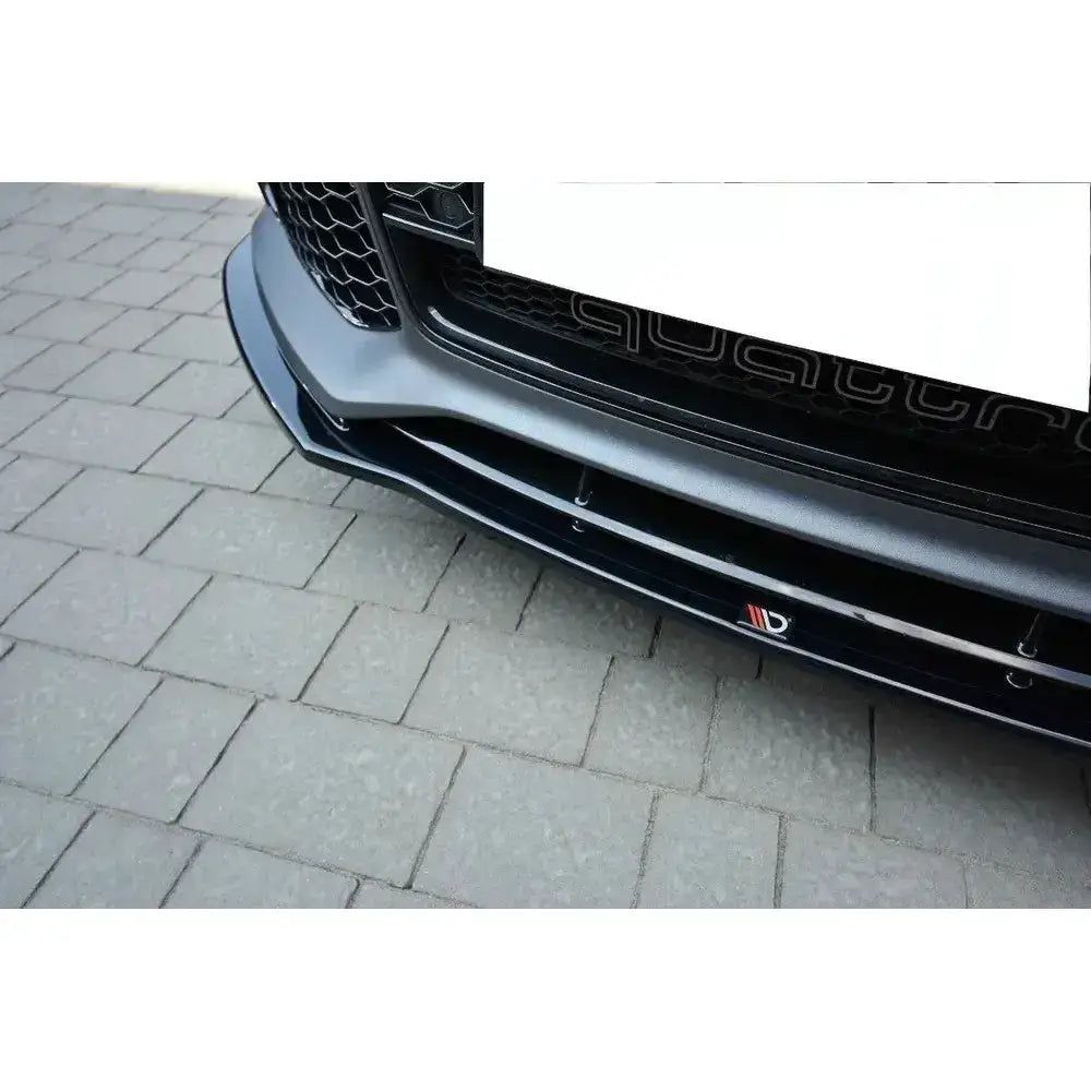Spoiler Audi RS7 Facelift V.1 sort frontsplitter med bikubemønstret grill, sett fra skrå vinkel.