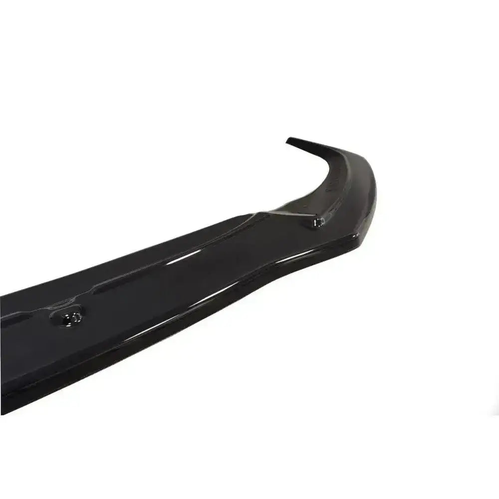 Front splitter Audi RS7 Facelift V.1 i sort glans, buet form og festepunkter, sett fra skrå vinkel.