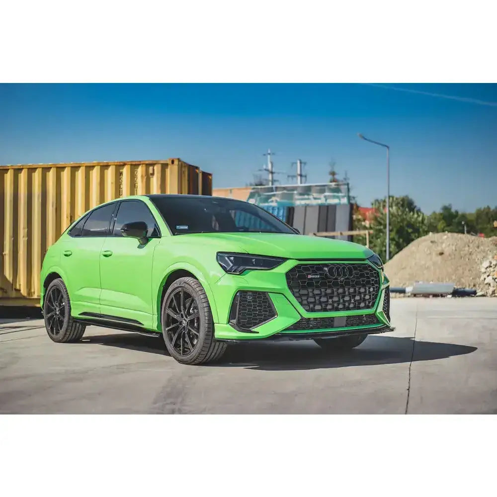 Front splitter på grønn Audi RSQ3 F3 med sorte felger, store luftinntak og sportslig frontdesign.