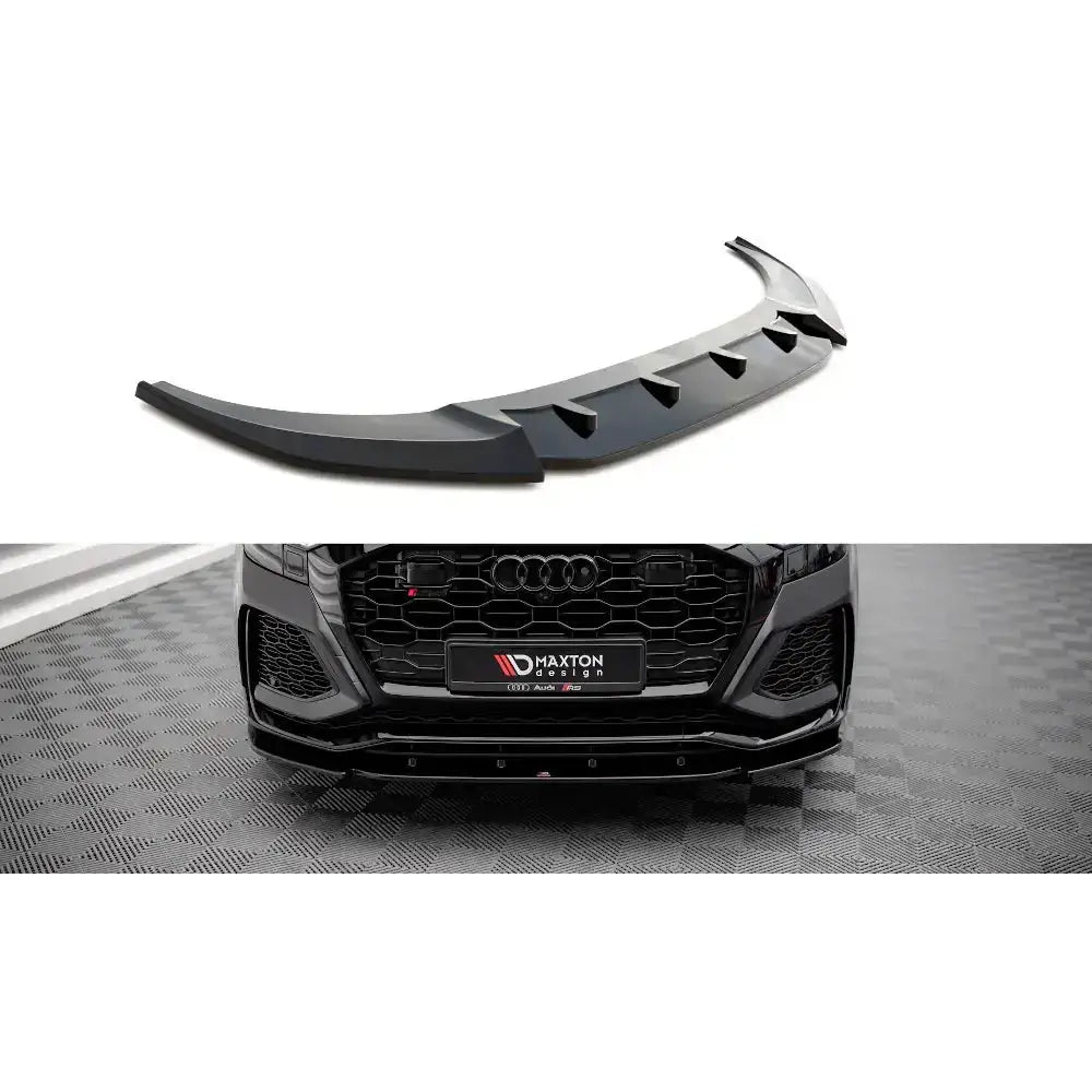 Frontleppe Audi RSQ8 Mk1 V.1 i sort plast, vist både separat og montert på bilens frontfanger.