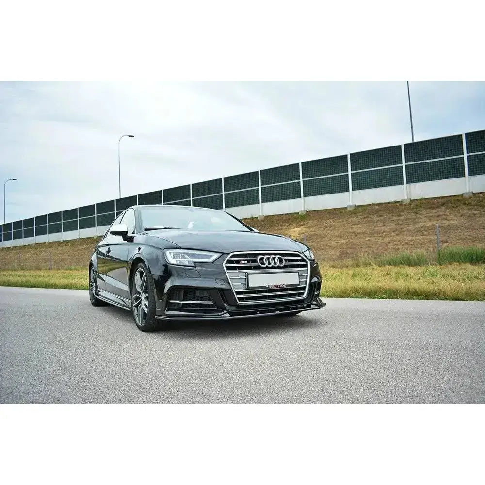 Frontleppe Audi S3 S-Line 8V FL V.1 montert på sort bil med kromdetaljer og LED-lys, sett fra venstre front.